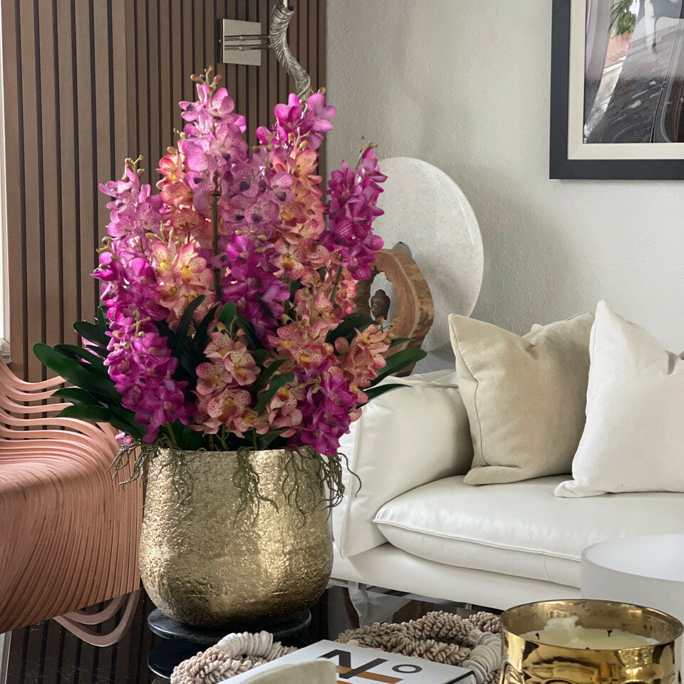 Arreglo grande de orquídeas Mokara mixtas en base Delaney