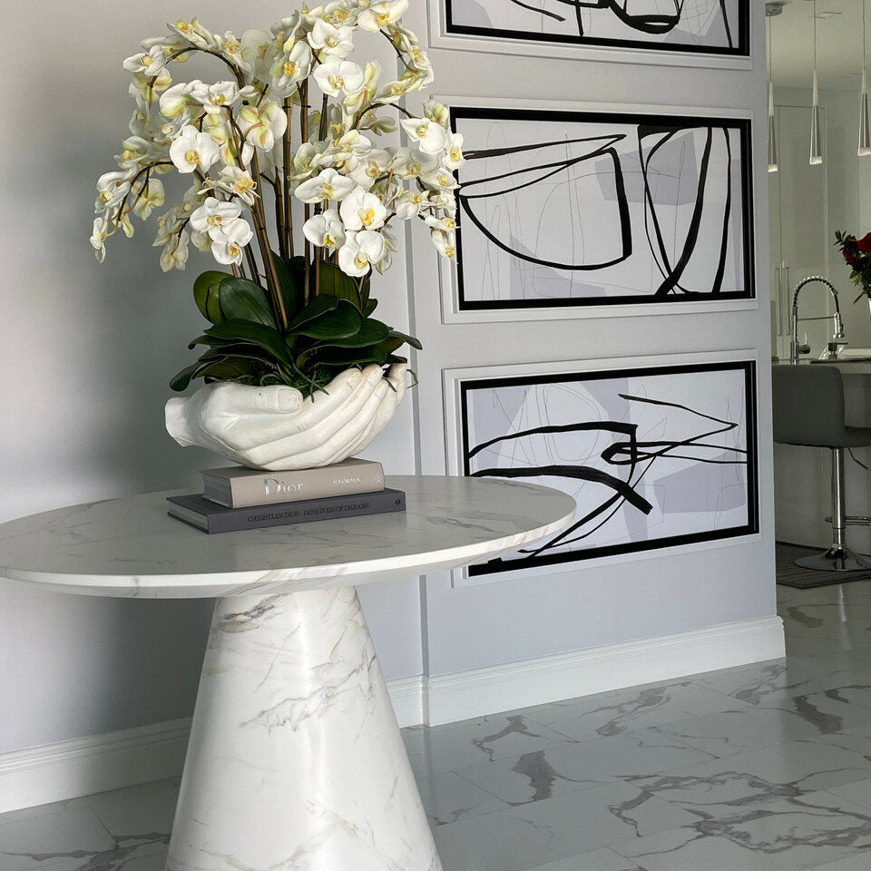 Orquídeas Phalaenopsis blancas en jarrón escultórico Manos Abiertas