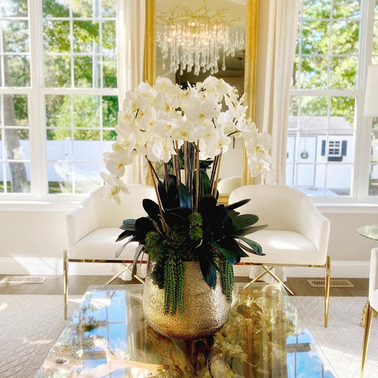 Arreglo de orquídeas Phalaenopsis y suculentas en maceta Delaney dorada