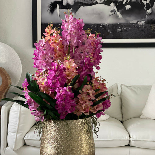 Arreglo grande de orquídeas Mokara mixtas en base Delaney