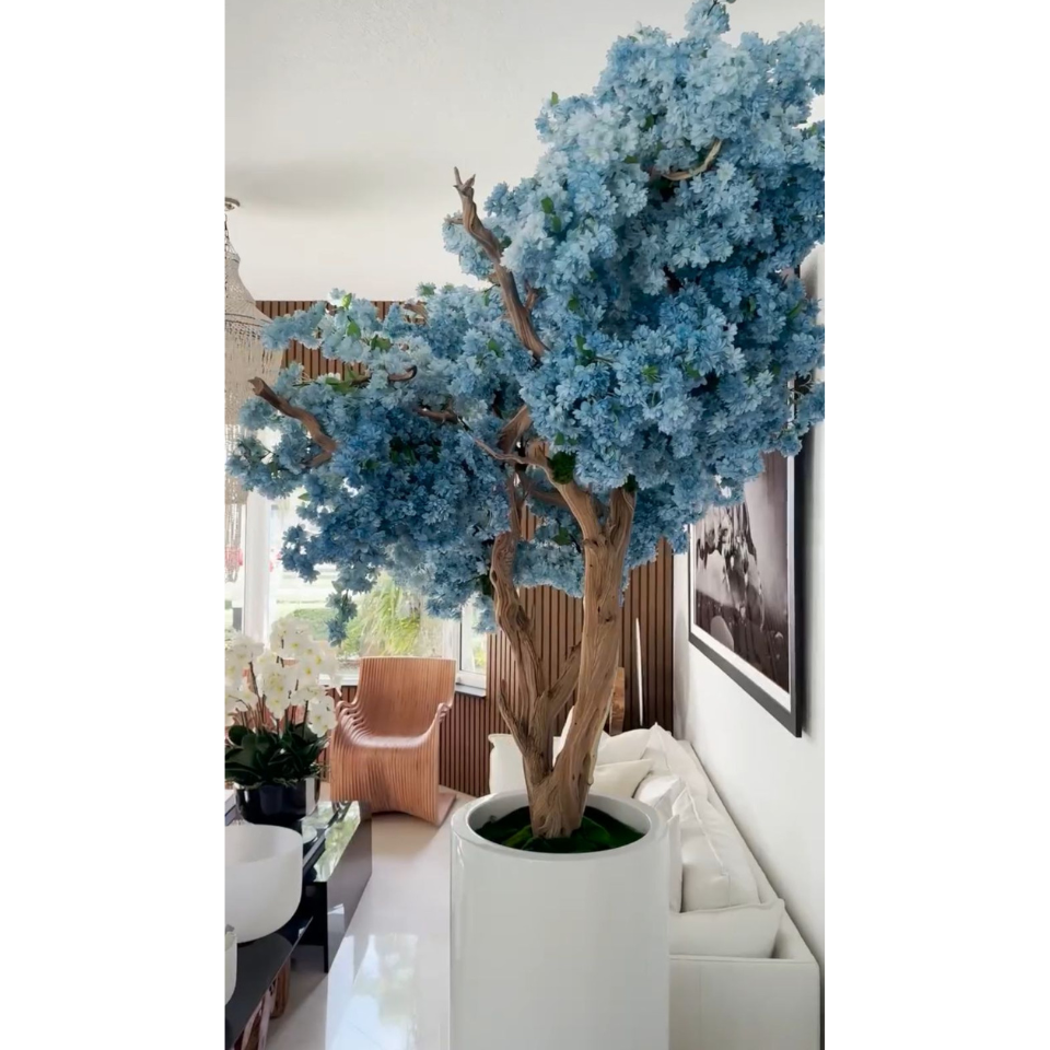 Árbol de cerezo con flores azules en maceta St. Tropez blanca mate