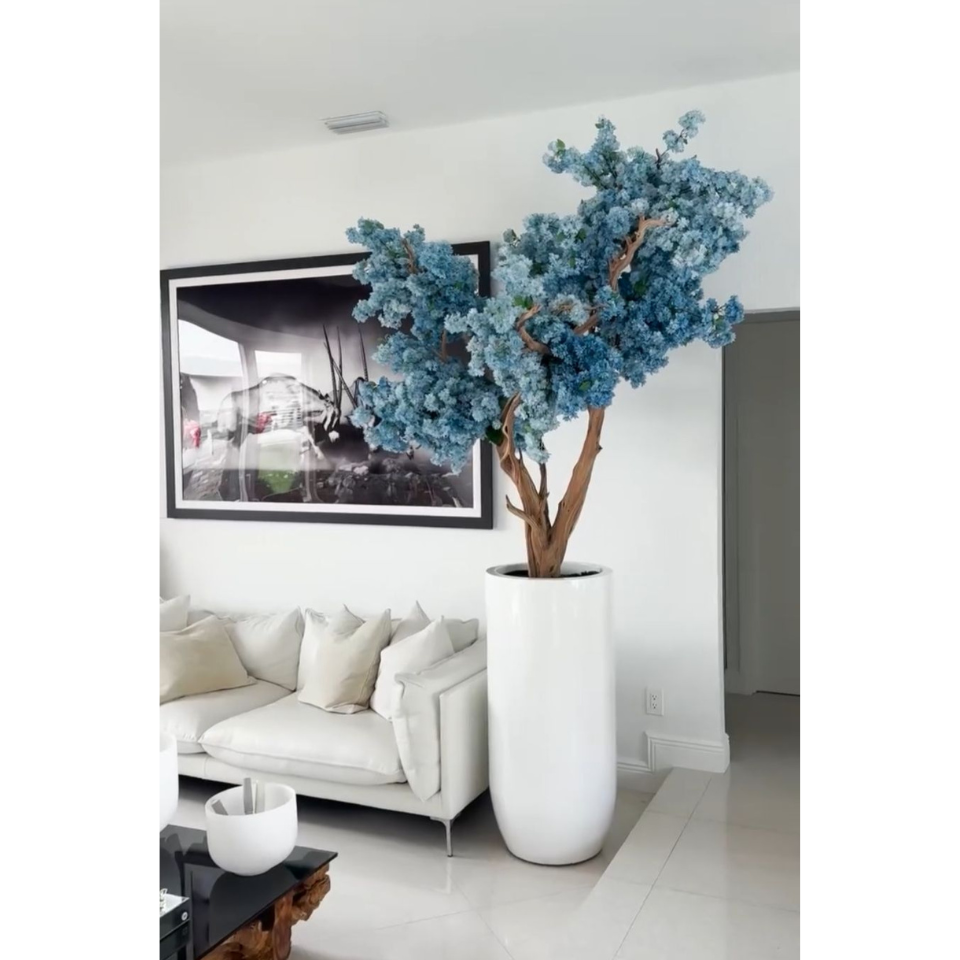 Árbol de cerezo con flores azules en maceta St. Tropez blanca mate