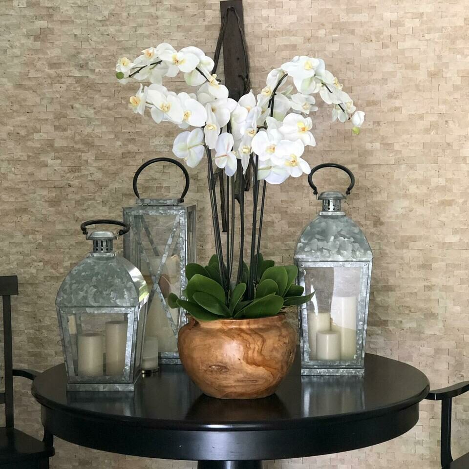 Orquídeas blancas en base grande de madera de teca
