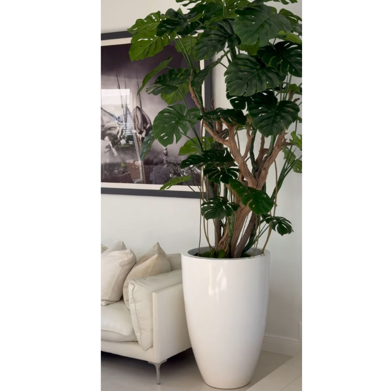 Monstera artificial en maceta blanca de alto brillo