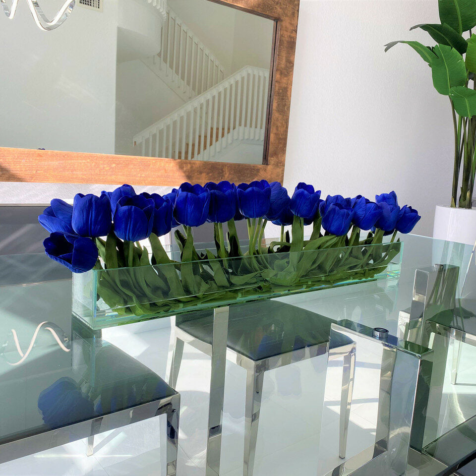 Jarrón moderno de vidrio con tulipanes azules