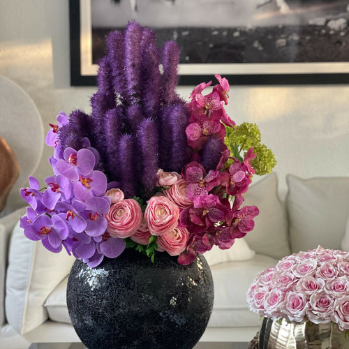 Jarrón de mosaico negro con liatris y orquídeas