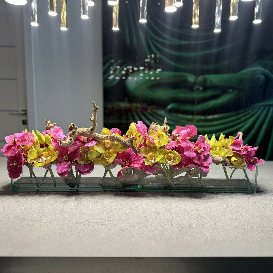 Jarrón de vidrio Casa Moderna con orquídeas Vanda rosas y Cymbidium verdes