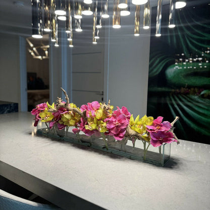 Jarrón de vidrio Casa Moderna con orquídeas Vanda rosas y Cymbidium verdes