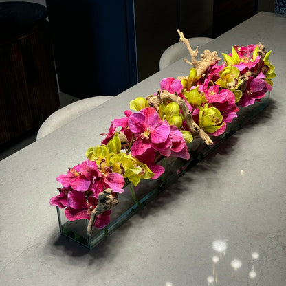 Jarrón de vidrio Casa Moderna con orquídeas Vanda rosas y Cymbidium verdes