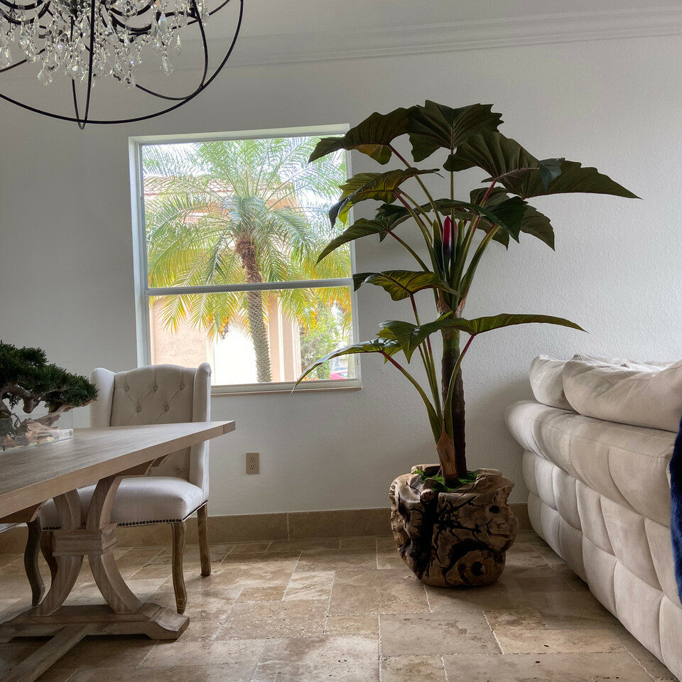 Alocasia artificial en base grande de madera de teca