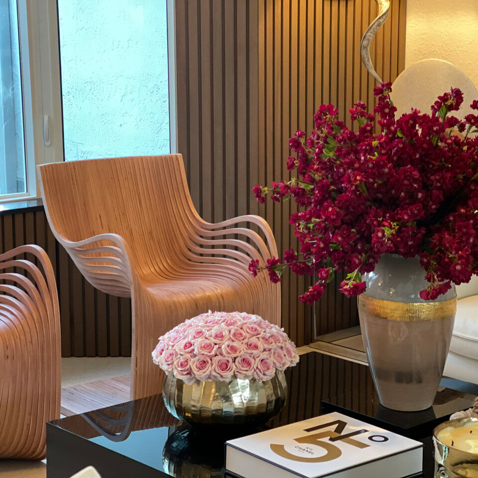 Jarrón Goddess con flores de cerezo color vino