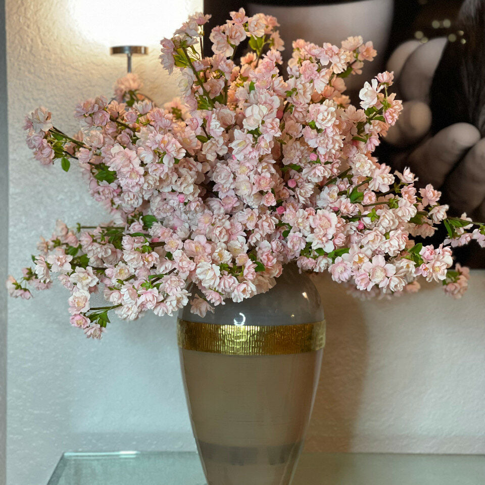 Jarrón Goddess con flores de cerezo rosas