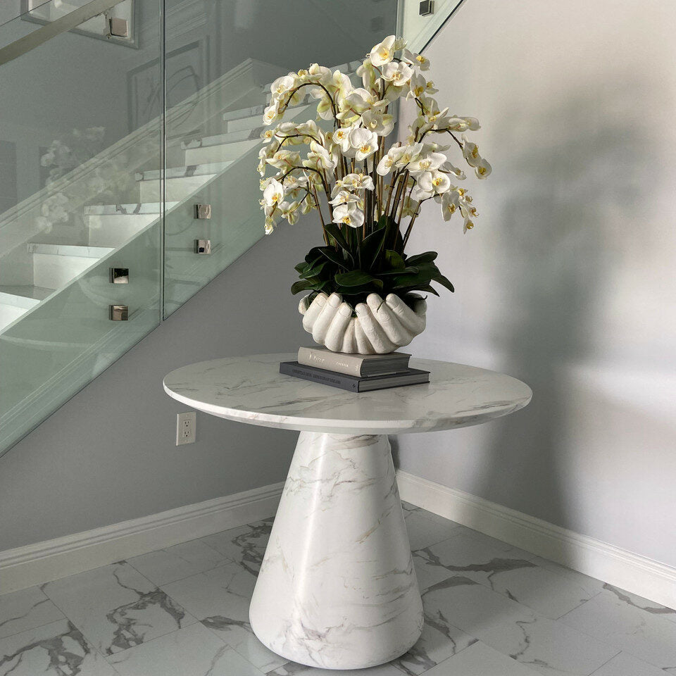 Orquídeas Phalaenopsis blancas en jarrón escultórico Manos Abiertas