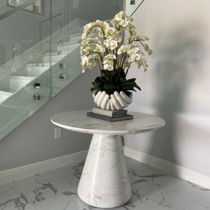 Orquídeas Phalaenopsis blancas en jarrón escultórico Manos Abiertas