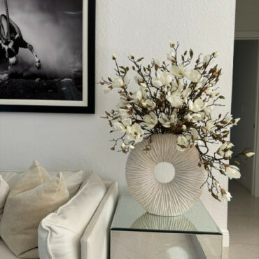 Jarrón Eternity grande con magnolias y madera de arrastre