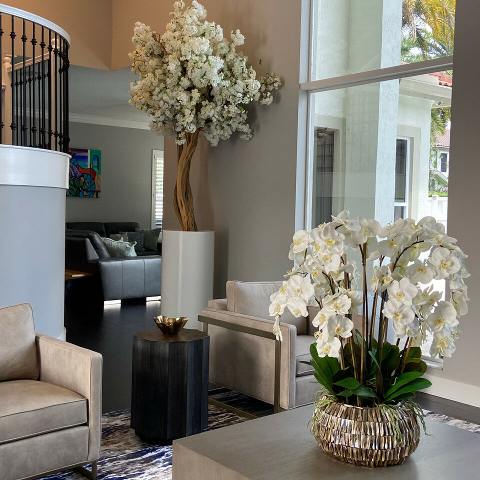 Árbol de cerezo con flores blancas en maceta St. Tropez beige mate