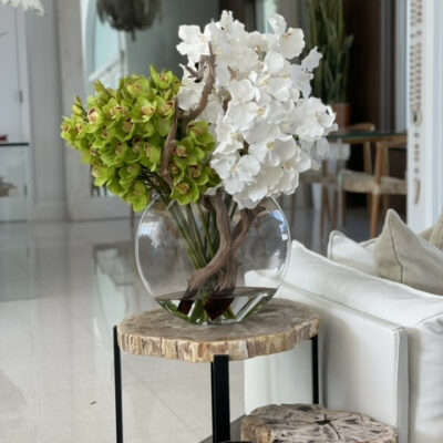 Jarrón Lunar de cristal con orquídeas Vanda blancas y Cymbidium verdes