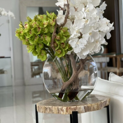 Jarrón Lunar de cristal con orquídeas Vanda blancas y Cymbidium verdes