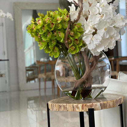 Jarrón Lunar de cristal con orquídeas Vanda blancas y Cymbidium verdes