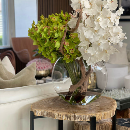 Jarrón Lunar de cristal con orquídeas Vanda blancas y Cymbidium verdes