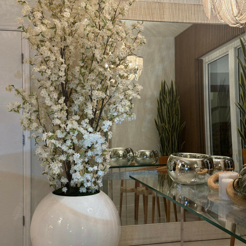 Jarrón esférico blanco de alto brillo con ramas de cerezo en flor blancas – 185 cm