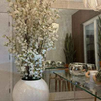 Jarrón esférico blanco de alto brillo con ramas de cerezo en flor blancas – 185 cm
