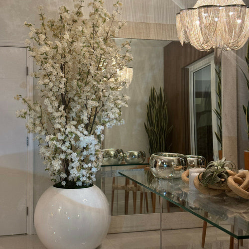 Jarrón esférico blanco de alto brillo con ramas de cerezo en flor blancas – 185 cm