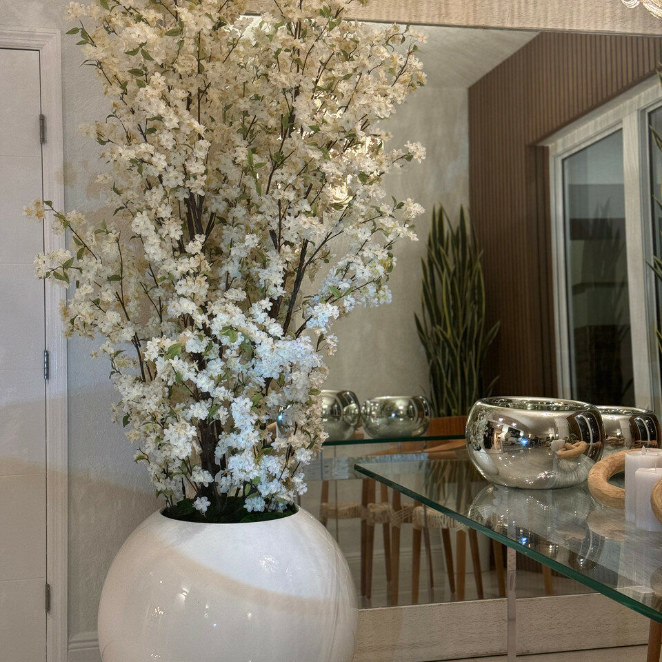 Jarrón esférico blanco de alto brillo con ramas de cerezo en flor blancas – 185 cm