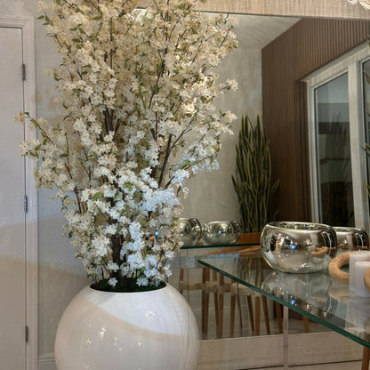 Jarrón esférico blanco de alto brillo con ramas de cerezo en flor blancas – 185 cm