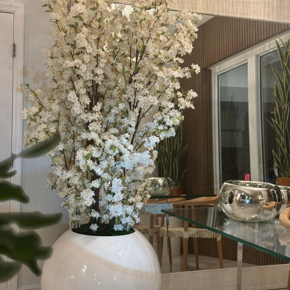 Jarrón esférico blanco de alto brillo con ramas de cerezo en flor blancas – 185 cm
