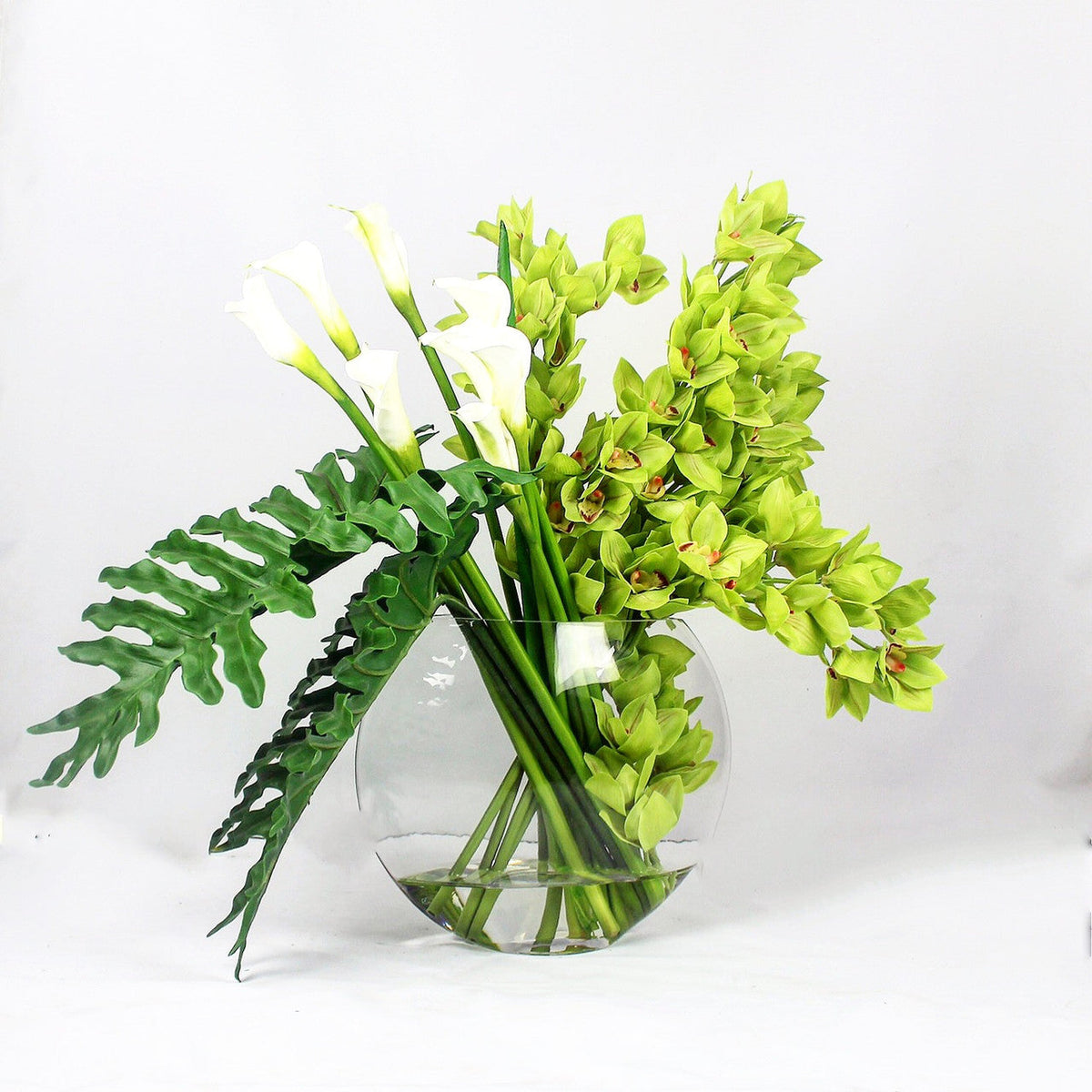 Jarrón Lunar con orquídeas Cymbidium verdes y alcatraces blancos