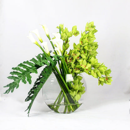 Jarrón Lunar con orquídeas Cymbidium verdes y alcatraces blancos