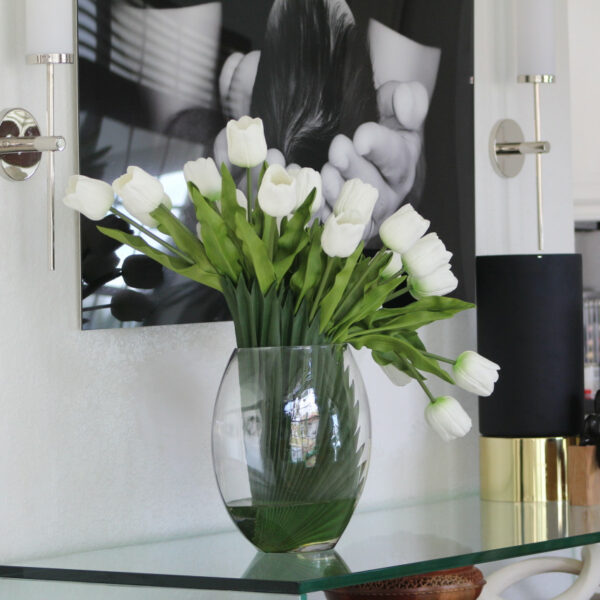 Jarrón Lunar con tulipanes blancos