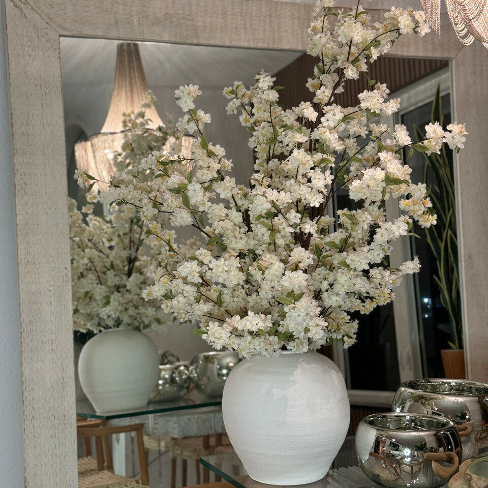 Jarrón Konos con flores de cerezo blancas
