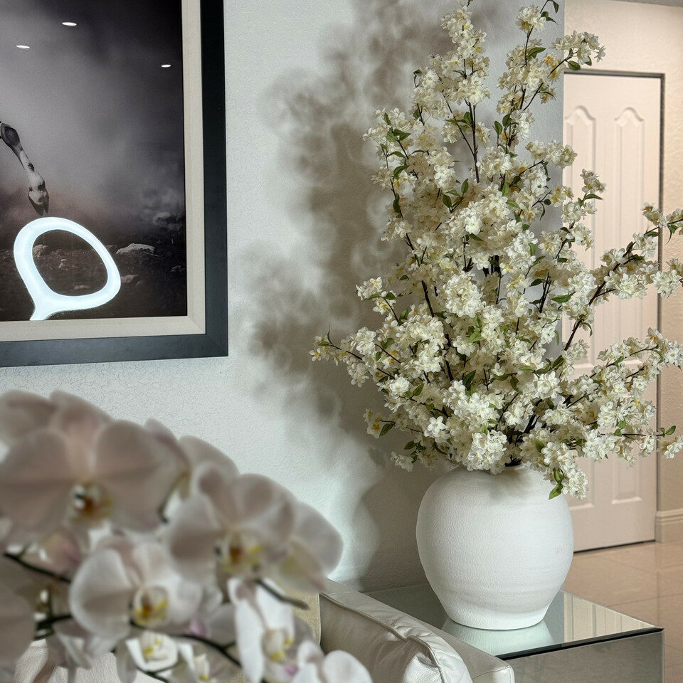 Jarrón Konos con flores de cerezo blancas