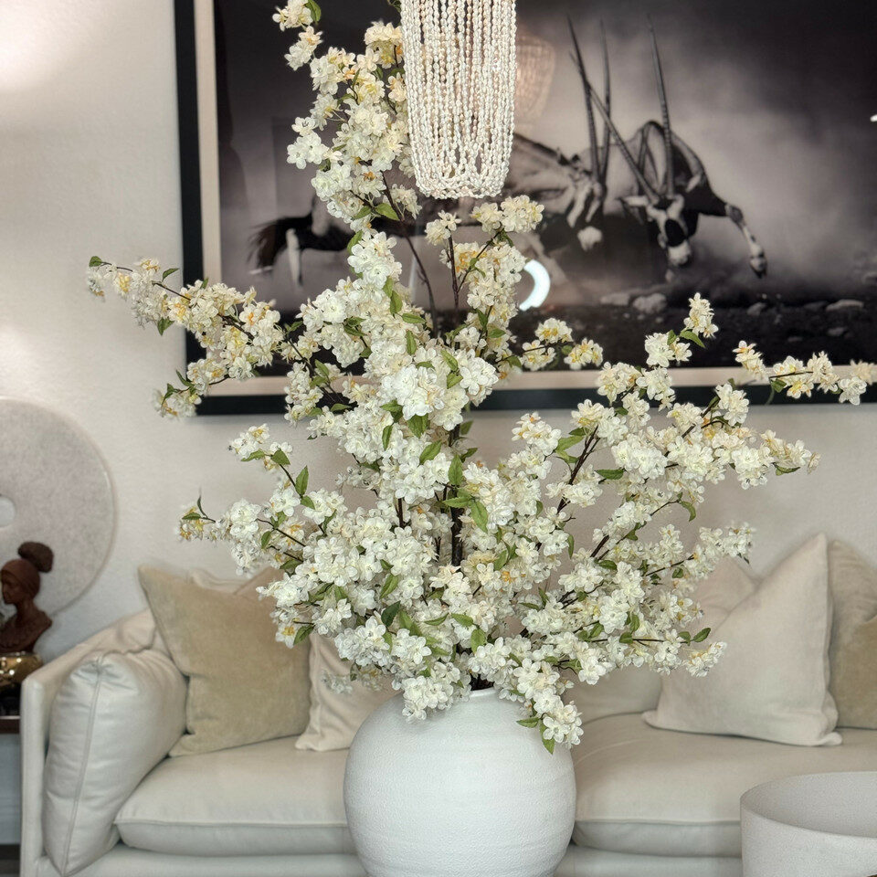 Jarrón Konos con flores de cerezo blancas