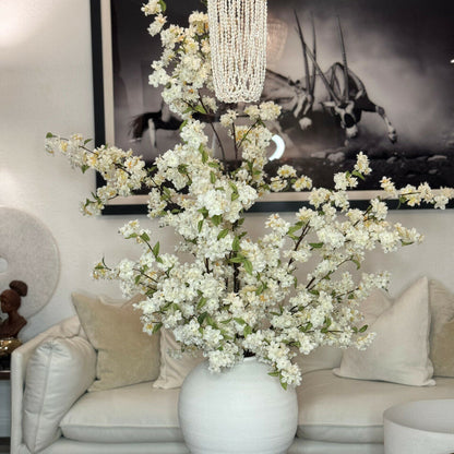 Jarrón Konos con flores de cerezo blancas