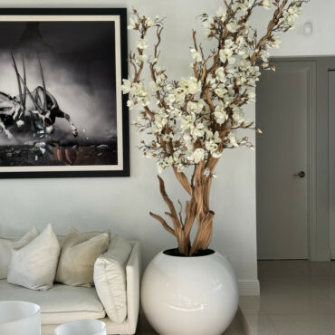 Árbol de magnolia blanca en maceta esférica blanca de alto brillo de 76 cm