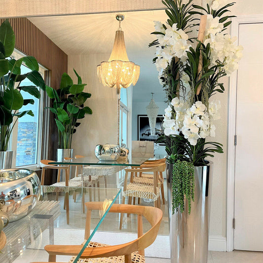 Orquídeas Vanda blancas en maceta cónica de acero inoxidable