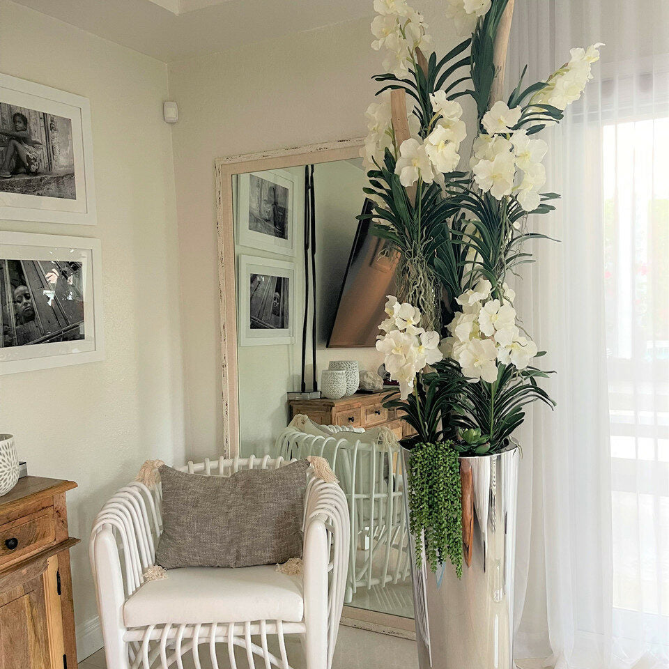 Orquídeas Vanda blancas en maceta cónica de acero inoxidable
