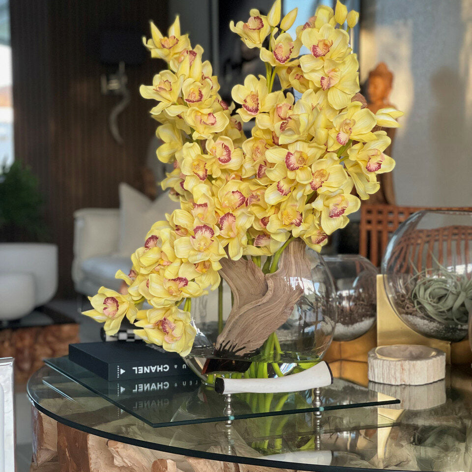 Orquídeas Cymbidium amarillas en jarrón Lunar