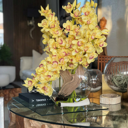 Orquídeas Cymbidium amarillas en jarrón Lunar