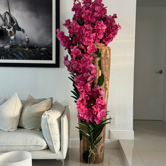 Jarrón grande de madera de teca con bordes naturales y orquídeas Vanda rosas