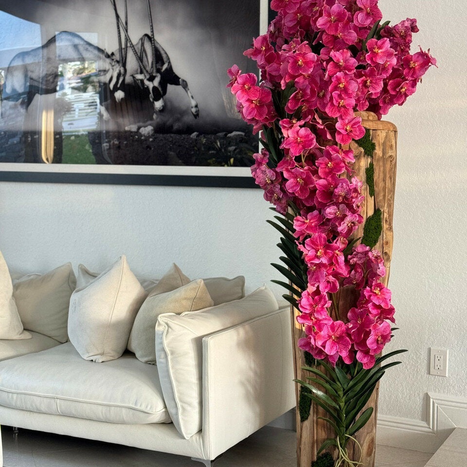 Jarrón grande de madera de teca con bordes naturales y orquídeas Vanda rosas