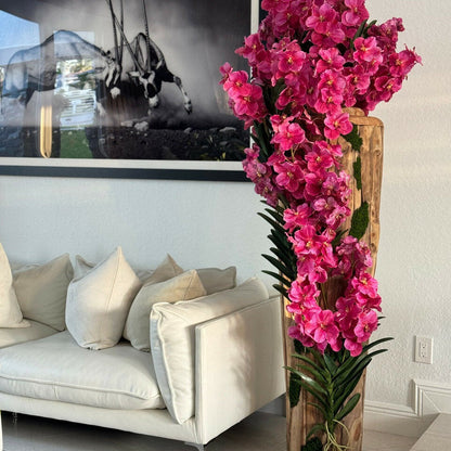 Jarrón grande de madera de teca con bordes naturales y orquídeas Vanda rosas
