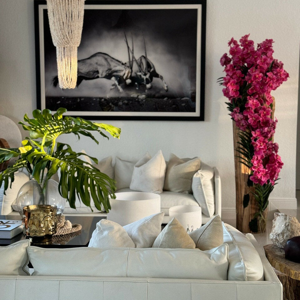 Jarrón grande de madera de teca con bordes naturales y orquídeas Vanda rosas