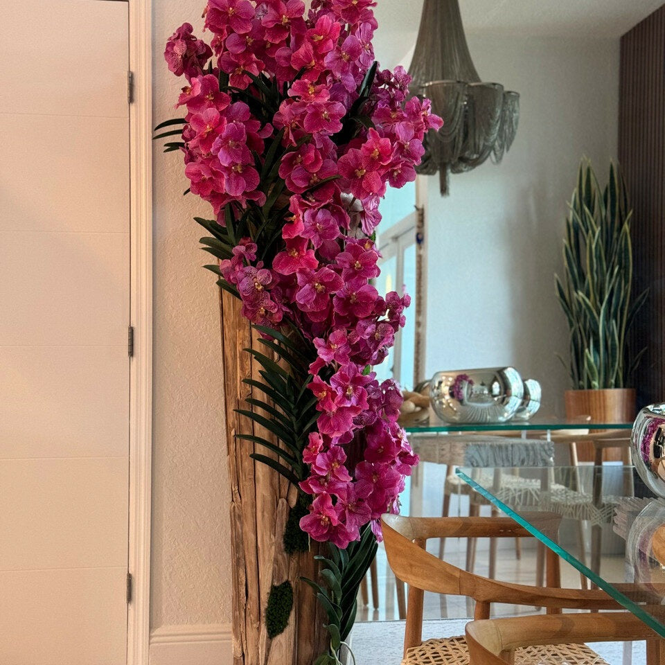 Jarrón grande de madera de teca con bordes naturales y orquídeas Vanda rosas