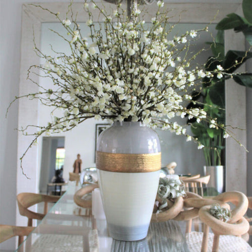 Jarrón Goddess con ramas de cerezo en flor