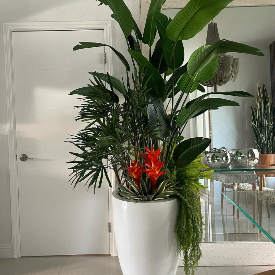 Arreglo de plantas tropicales en maceta Brannan blanca de alto brillo