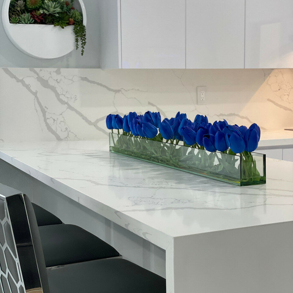 Jarrón moderno de vidrio con tulipanes azules